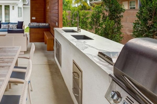THE ADVANTAGES OF AN OUTDOOR KITCHEN